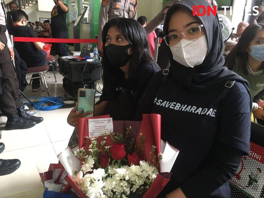 Semangati Bharada E Jalani Dakwaan, 4 Remaja Bawa Bunga ke PN Jaksel