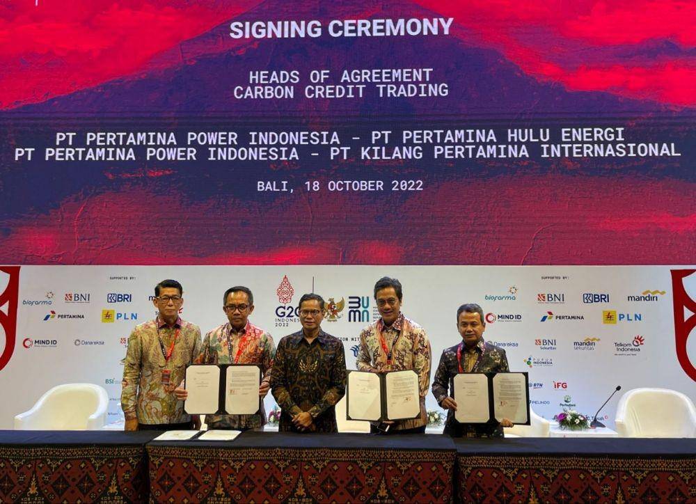 Suasana penandatanganan Perjanjian Pokok (Heads of Agreement – HOA) Perdagangan Karbon Kredit antara PT Pertamina Hulu Energi (PHE) dengan PT Pertamina Power Indonesia (PPI) di Bali, Selasa (18/10). (Dok. Pertamina)