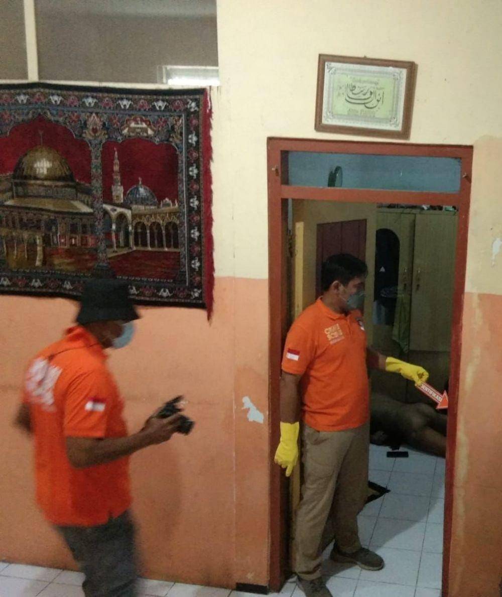 Proses evakuasi mahasiswa Unesa yang ditemukan tewas. (Dok. Istimewa)