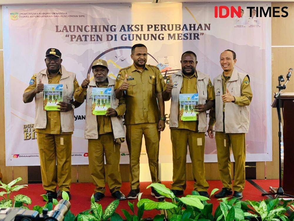 Staf Ahli Bidang Hukum, Politik Dan Pemerintahan, Septinus Timang usai memakaikan rompi dan serahkan buku keadaan kepala-kepala distrik, IDN Times/ Ricky Lodar