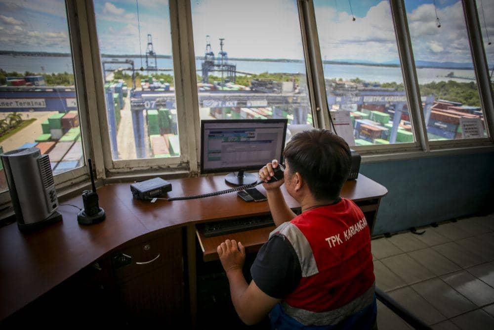 Petugas memantau proses bongkar muat di pelabuhan peti kemas Kaltim Kariangau Terminal, Balikpapan, Kalimantan Timur, Sabtu (8/10/2022). ANTARA FOTO/Rivan Awal Lingga/rwa