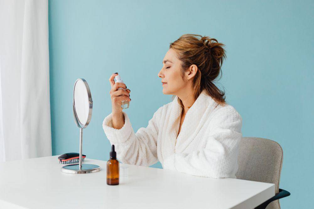 ilustrasi memakai hydrating mist (pexels.com/karolinagrabowska)