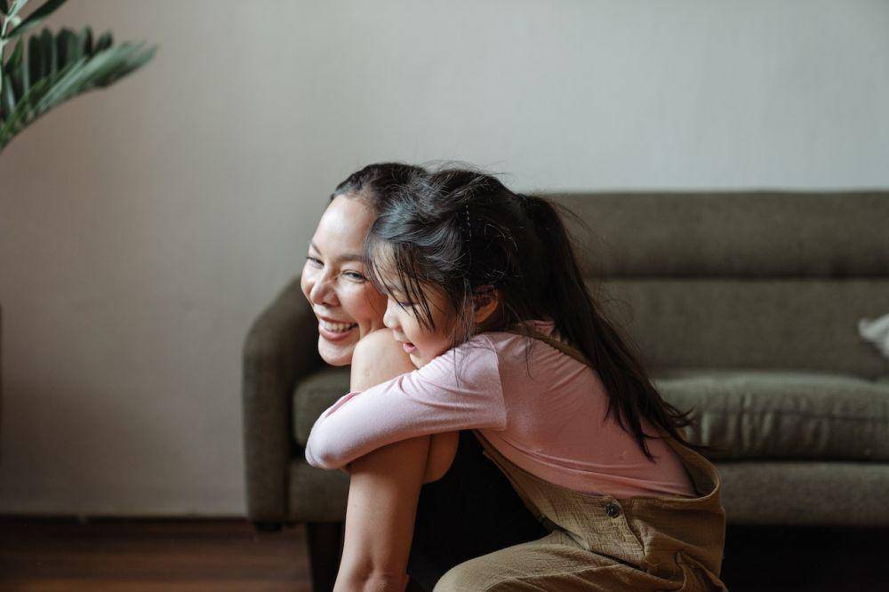 Ilustrasi single mother dan anaknya (pexels.com/Ketut Subiyanto)