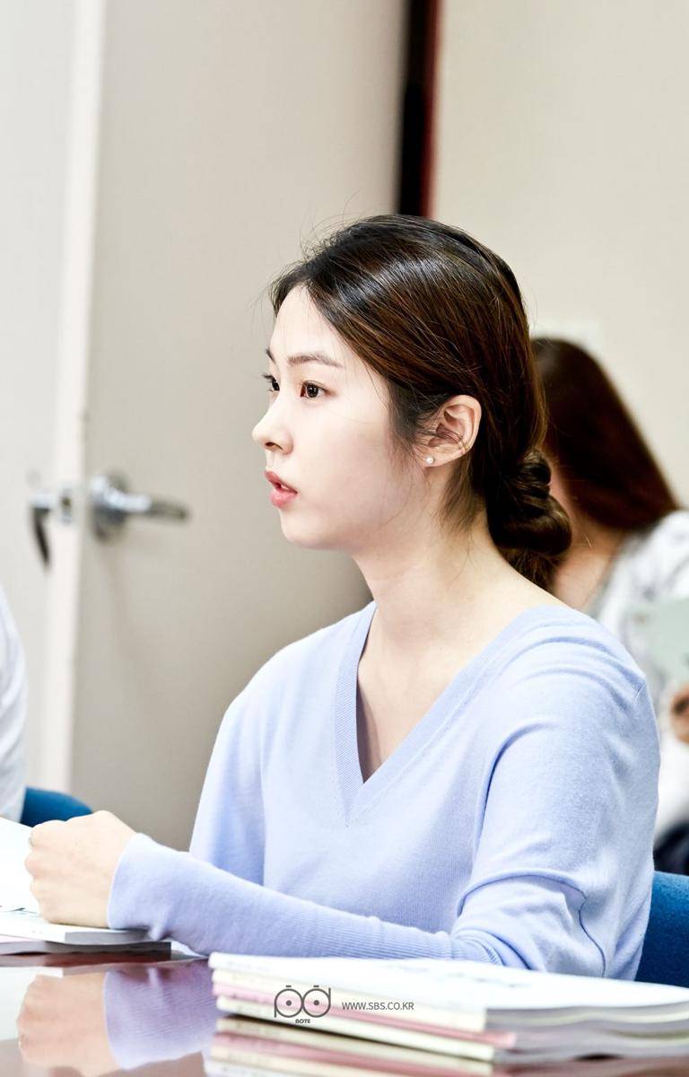 Seo Eun Soo saat pembacaan naskah Jealousy Incarnate (dok. SBS/Jealousy Incarnate)