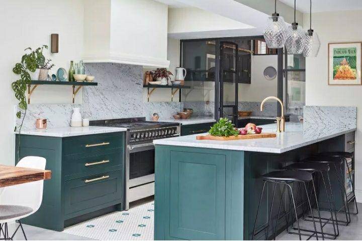 ide desain dapur kotor (Blakes London via homesandgardens.com)