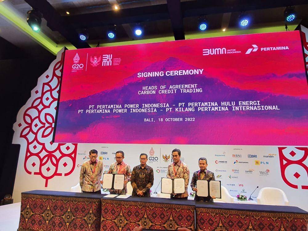 Penandatanganan Heads of Agreement (HoA) terkait perdagangan karbon yang dilakukan antar subholding yaitu Pertamina NRE, Subholding Upstream (PHE), dan Subholding Refinery & Petrochemical (KPI) dalam forum G20 State-owned Enterprises International Conference di Nusa Dua, Bali (18/10). (Dok. Pertamina)