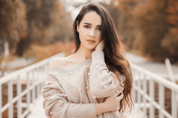 ilustrasi wanita berambut panjang