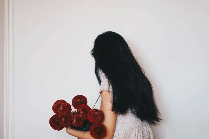 ilustrasi wanita berambut hitam