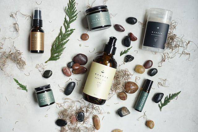 ilustrasi produk skincare tidak berbasis alkohol (unsplash.com/Elsa Olofsson)