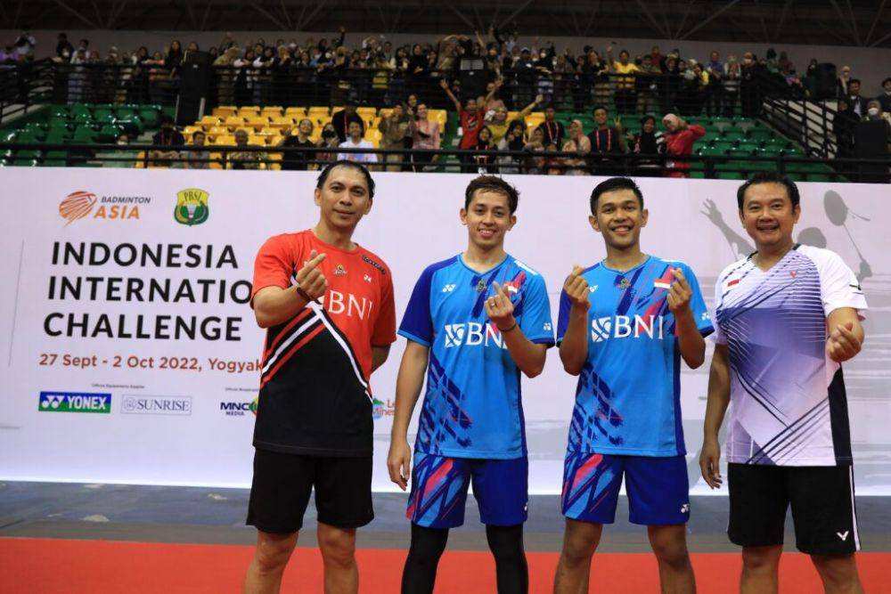 Eng Hian (kanan dan Flandy Limpele (kiri) bersama Fajar/Rian (pbsi.id)