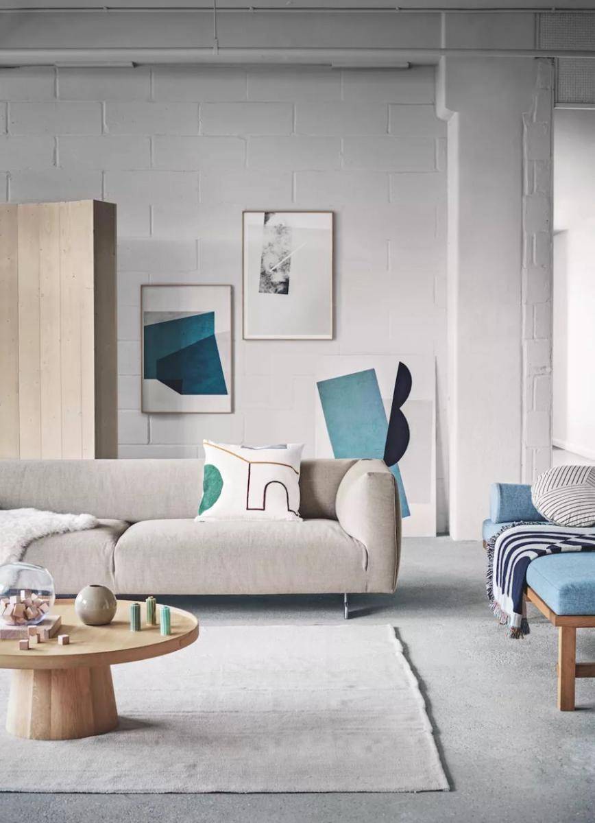 inspirasi dekorasi bantal di sofa abu-abu (livingetc.com)