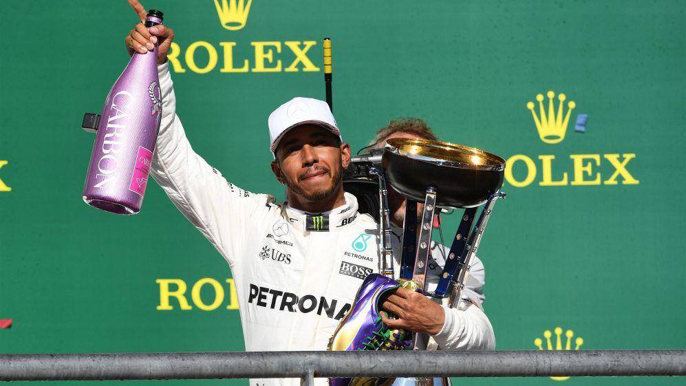 Lewis Hamilton melakukan selebrasi usai menjadi pemenang GP Amerika 2017. (formula1.com)