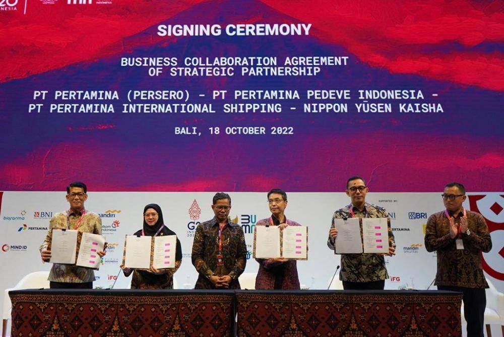 Direktur Strategi, Portofolio, dan Pengembangan Usaha (SPPU) PT Pertamina (Persero) A. Salyadi Saputra, Direktur Utama Pertamina Pedeve Indonesia Rahmi Amini, CEO PT Pertamina International Shipping Yoki Firnandi, dan Executive Officer Nippon Yusen Kaisha (NYK) Yuji Nishijima menandatangani perjanjian kolaborasi bisnis antara PT Pertamina International Shipping (PIS) dan Nippon Yusen Kaisha (NYK). (Dok. Pertamina)