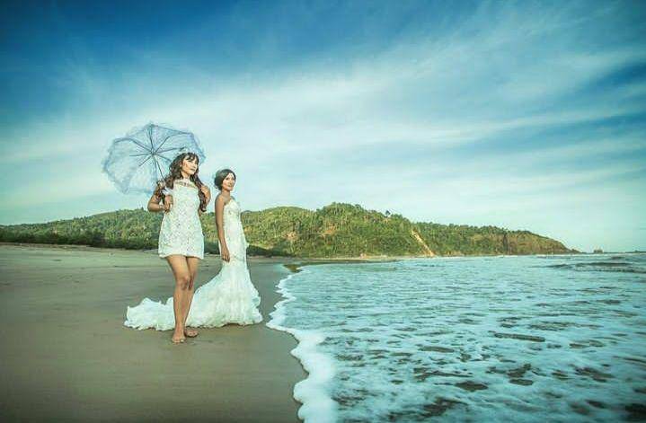Pengunjung berswafoto di Pantai Jolosutro (Instagram/visitjolosutro)