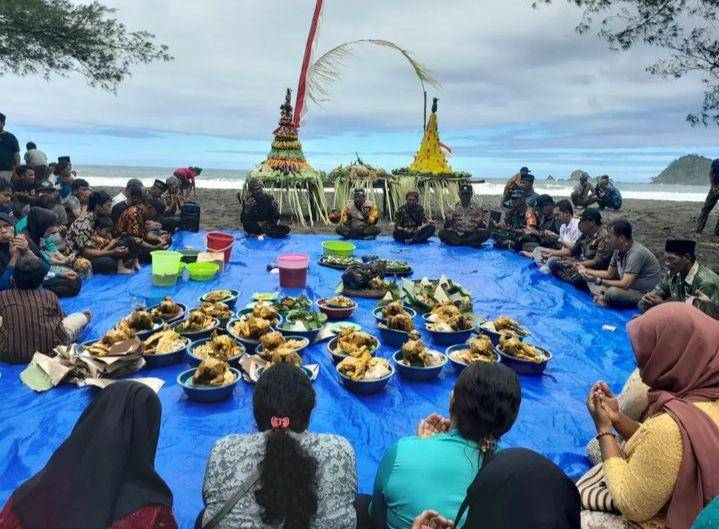 Ritual adat Petik Laut di Pantai Jolosutro (Instagram/pantaijolosutroblitar)