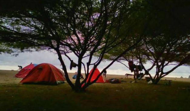 Camping di Pantai Jolosutro (Instagram/luthfi_bahruddin)