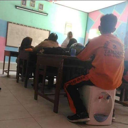 hal tak terduga di dalam kelas (twitter.com/txtdaripelajar)
