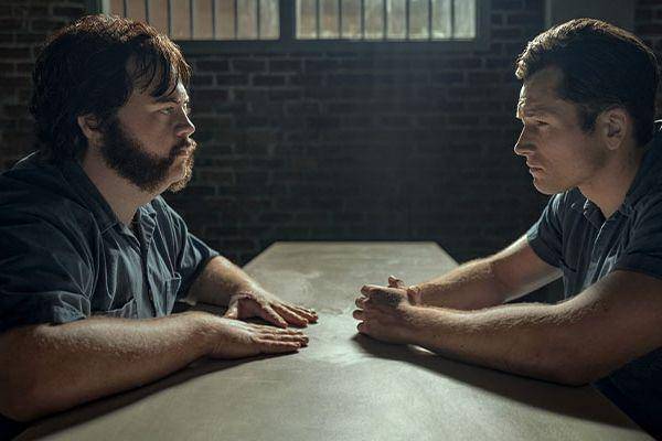 Paul Walter Hauser dan Taron Egerton dalam serial Black Bird (dok. Apple Studios/Black Bird)