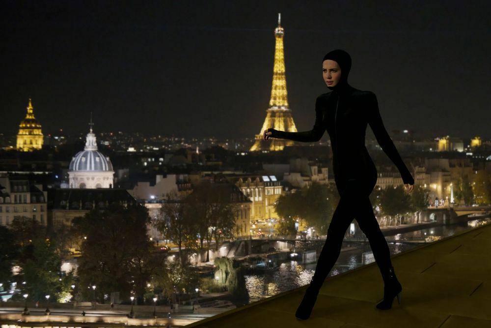 Alicia Vikander dalam serial Irma Vep (dok. A24/Irma Vep)