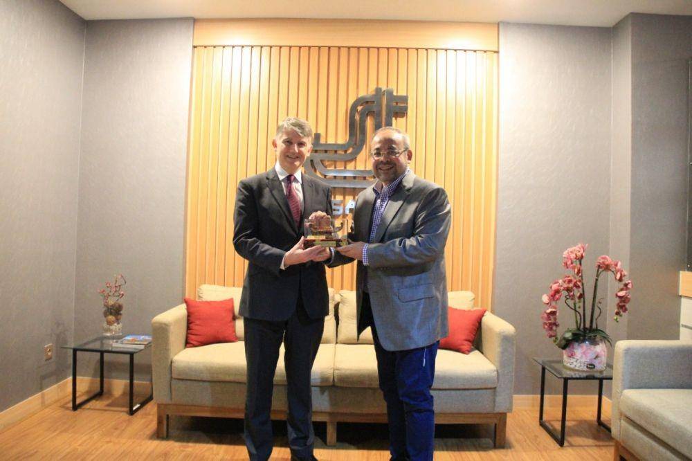Duta Besar Inggris untuk Indonesia dan Timor Leste Owen Jenkins bersama Direktur Utama PT Jasa Sarana, Indrawan Sumantri (Humas/Pemprov Jabar)