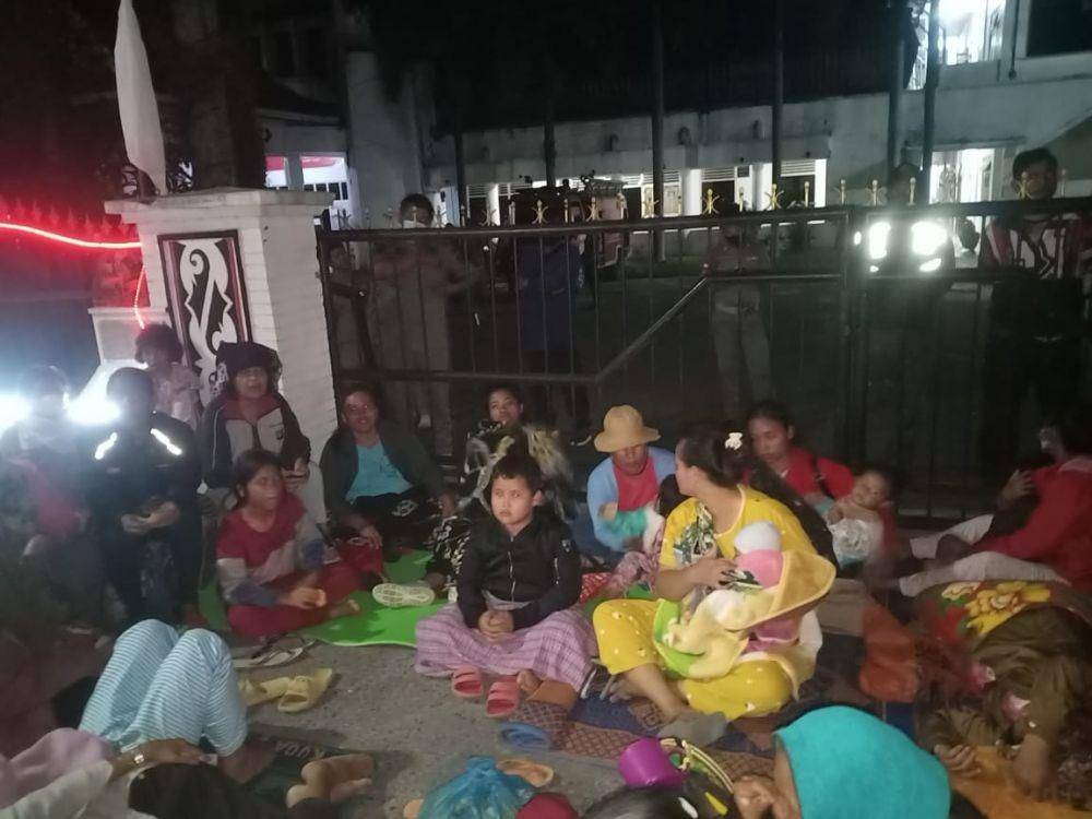 Gerbang kantor wali kota ditutup sejumlah Satpol PP membuat warga tidur di bahu jalan (IDN Times/Gideon Aritonang)