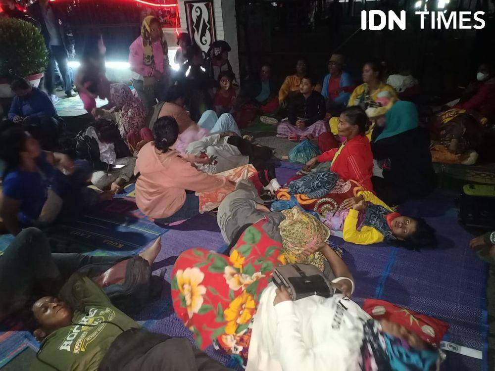 Sejumlah massa ibu-ibu terlihat menggendong anaknya yang masih bayi untuk tidur di bahu jalan saat unjuk rasa (IDN Times/Gideon Aritonang)
