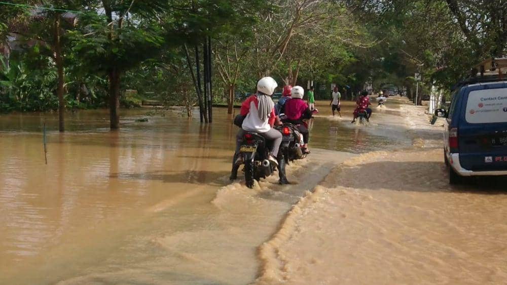 Akses jalan tergenang banjir kiriman. IDN Times/ Bramanta Pamungkas
