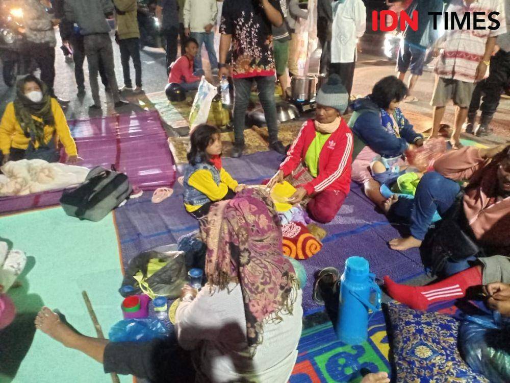 Massa membawa anak mereka untuk tidur di bahu jalan (IDN Times/Gideon Aritonang)
