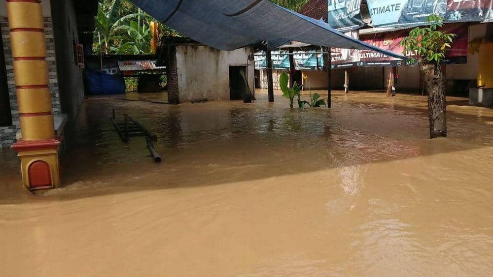 Rumah warga tergenang banjir kiriman. IDN Times/ Bramanta Pamungkas
