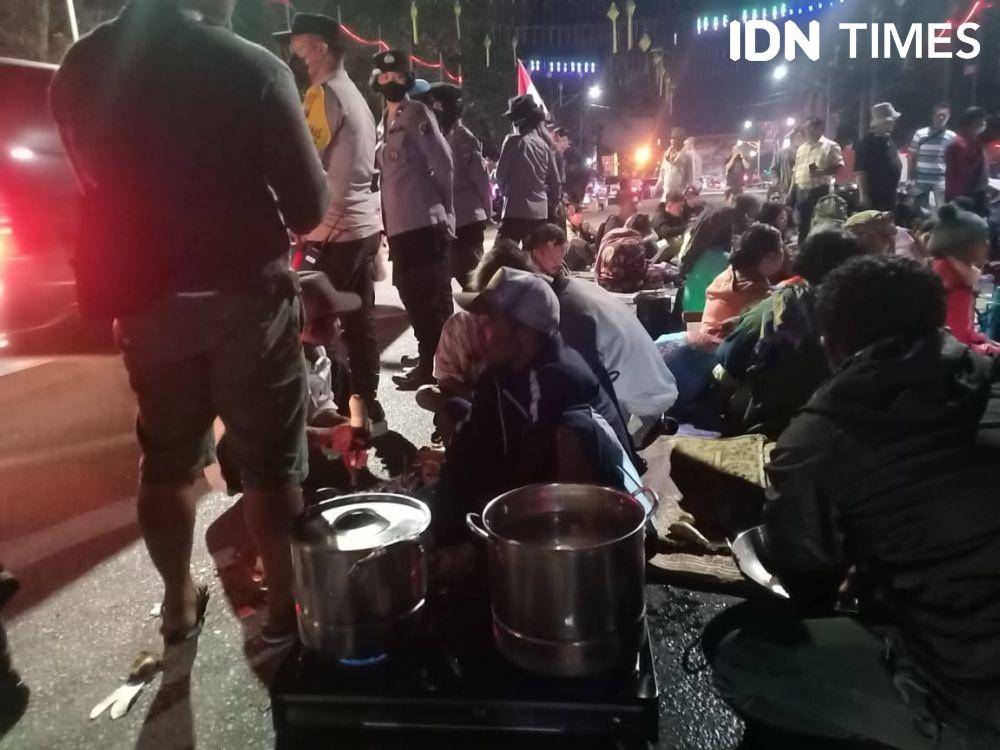 Masyarakat Gurilla memasak makanan di bahu jalan depan Kantor wali kota Siantar saat unjuk rasa (IDN Times/Gideon Aritonang)