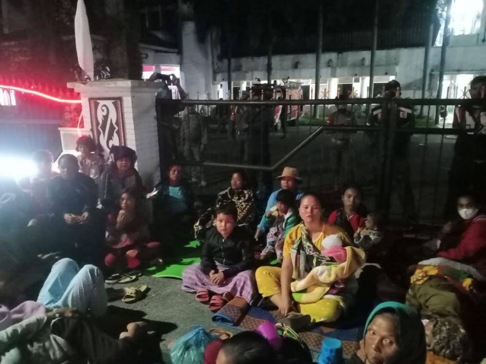 Puluhan warga menggelar unjuk rasa di depan Kantor Wali Kota Siantar, Rabu (19/10/2022) sekira Pukul 19.30 WIB. (IDN Times/Gideon Aritonang)