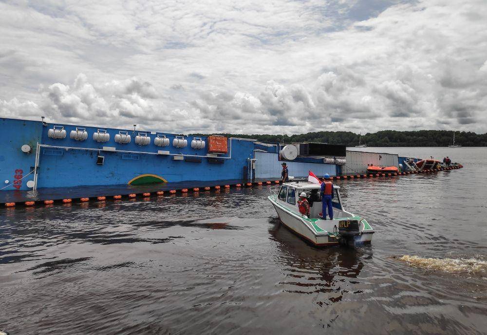 Petugas melihat kapal penumpang KM Satya Kencana III yang karam di sekitar Pelabuhan Panglima Utar, Kumai, Kotawaringin Barat, Kalimantan Tengah, Rabu (19/10/2022). ANTARA FOTO/M Husein Ansyari/mz/tom