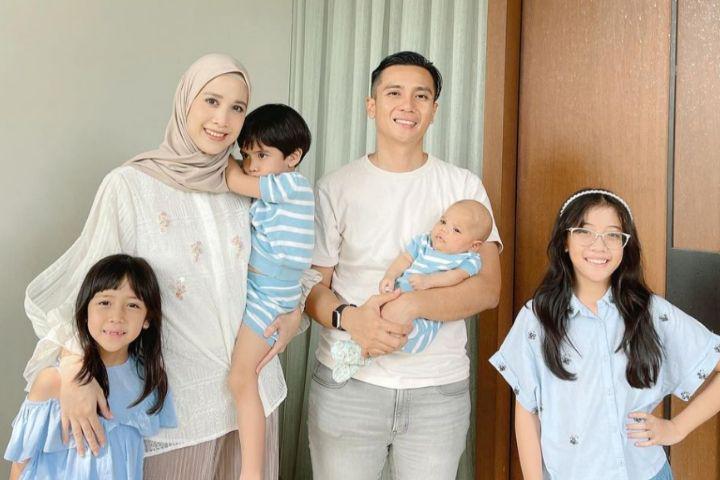 10 Potret Bahagia Keluarga Fanny Fabriana, Selalu Kompak Berenam!