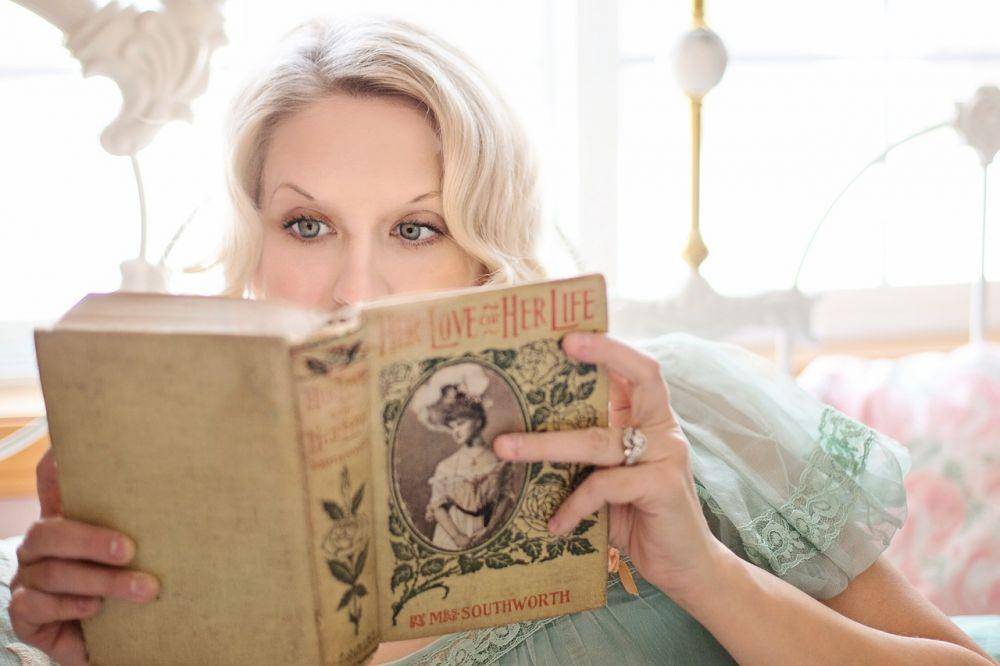 Ilustrasi orang membaca buku (pixabay.com/JillWellington)