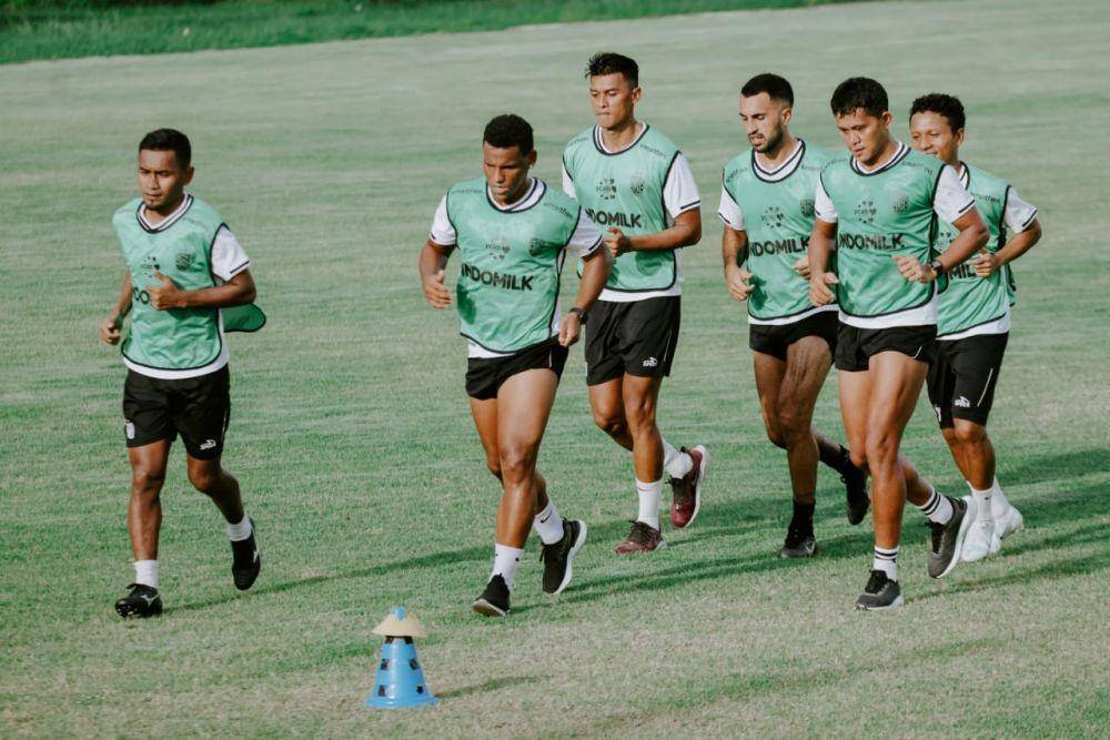 Pemain Bali United menjalani latihan. (baliutd.com)
