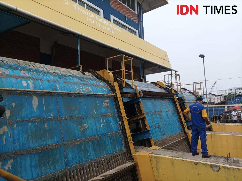 Penjabat (Pj) Gubernur DKI Jakarta Heru Budi Hartono meninjau Waduk Pluit di Jakarta Utara. (IDN Times/Dini Suciatiningrum)
