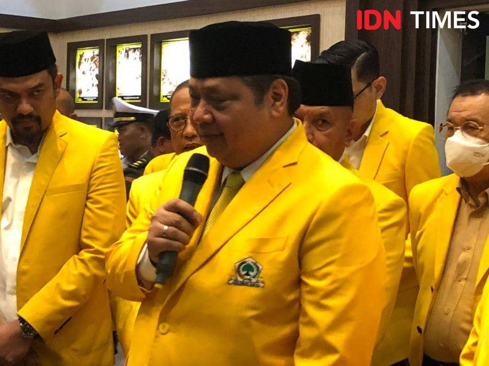 Ketum Golkar Airlangga Hartarto saat mengunjungi Taman Makam Pahlawan (TMP) Kalibata, Jakarta Selatan, Rabu (19/10/2022). (IDN Times/Melani Putri)