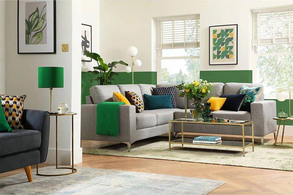 inspirasi dekorasi bantal di sofa abu-abu (furniturechoice.co.uk)