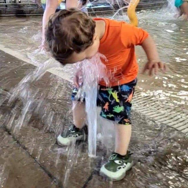 Momen kocak ketika anak-anak bermain air. (twitter.com/openstudios1)
