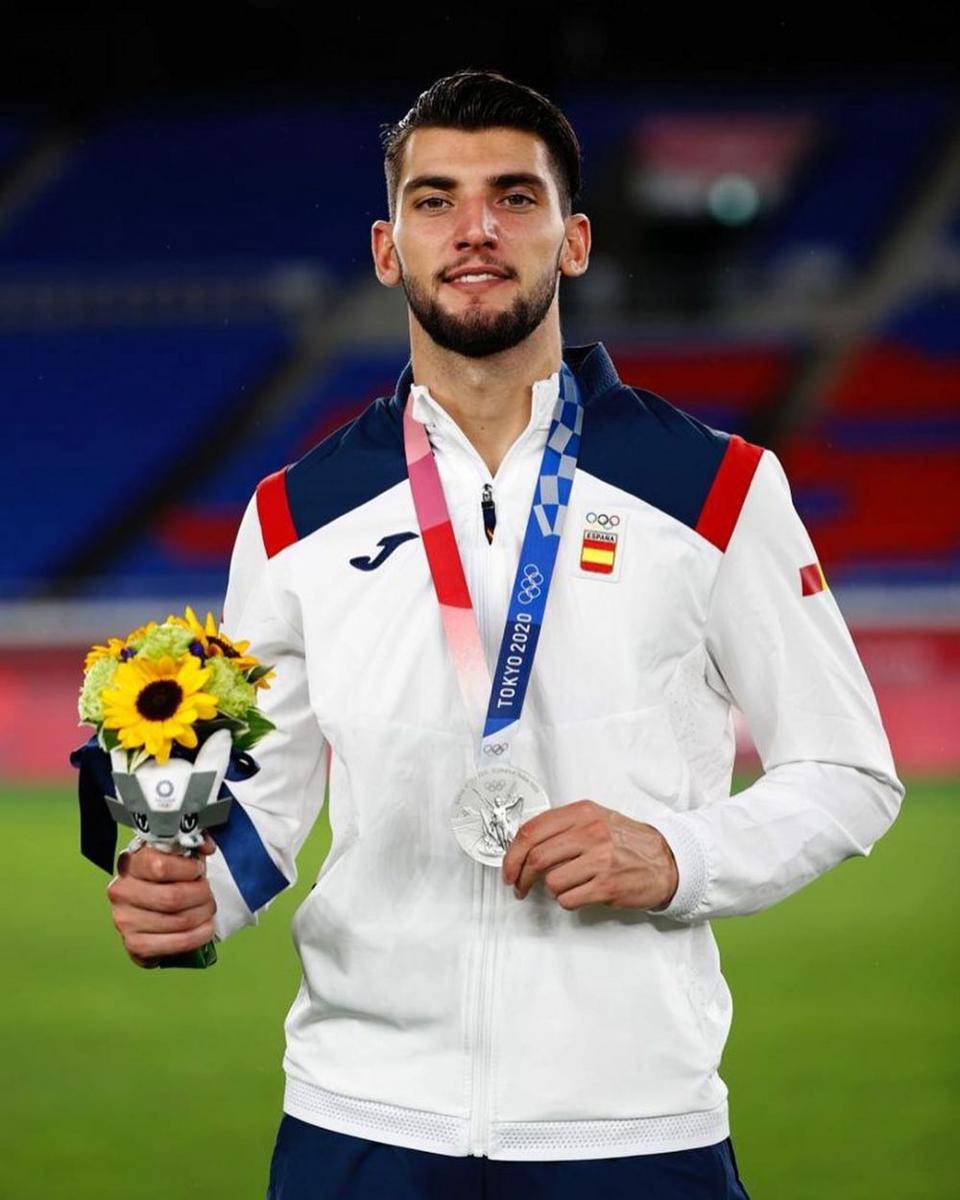 Rafa Mir dengan medali perak Olimpiade 2020. (instagram.com/rafamir33)