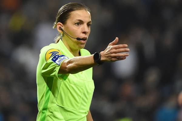 Peraturan Piala Dunia 2022 tentang penugasan wasit perempuan (dailysabah.com)