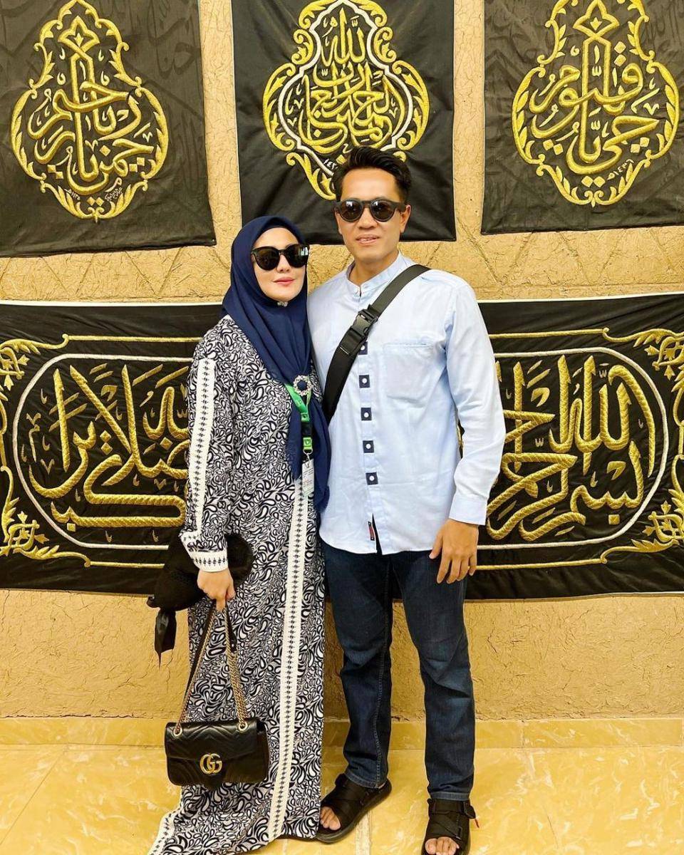 Juliana Moechtar dan suami di Museum Alamoudi Makkah (Instagram.com/julianamoechtar/)