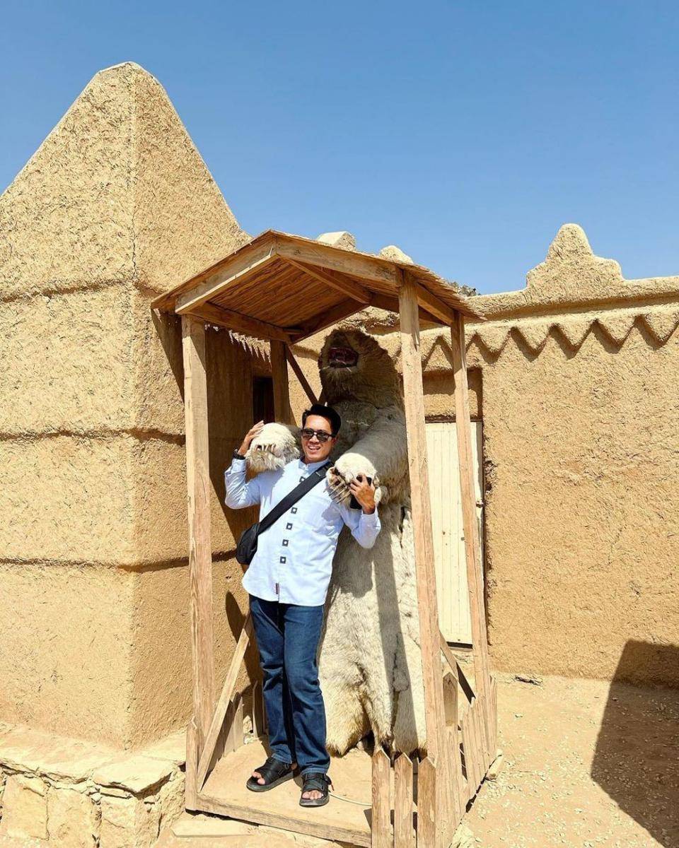 Juliana Moechtar dan suami di Museum Alamoudi Makkah (Instagram.com/julianamoechtar/)