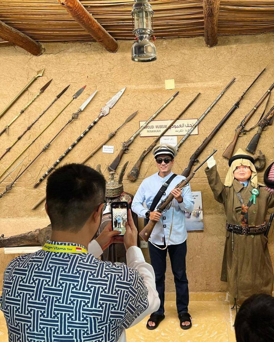 Juliana Moechtar dan suami di Museum Alamoudi Makkah (Instagram.com/julianamoechtar/)