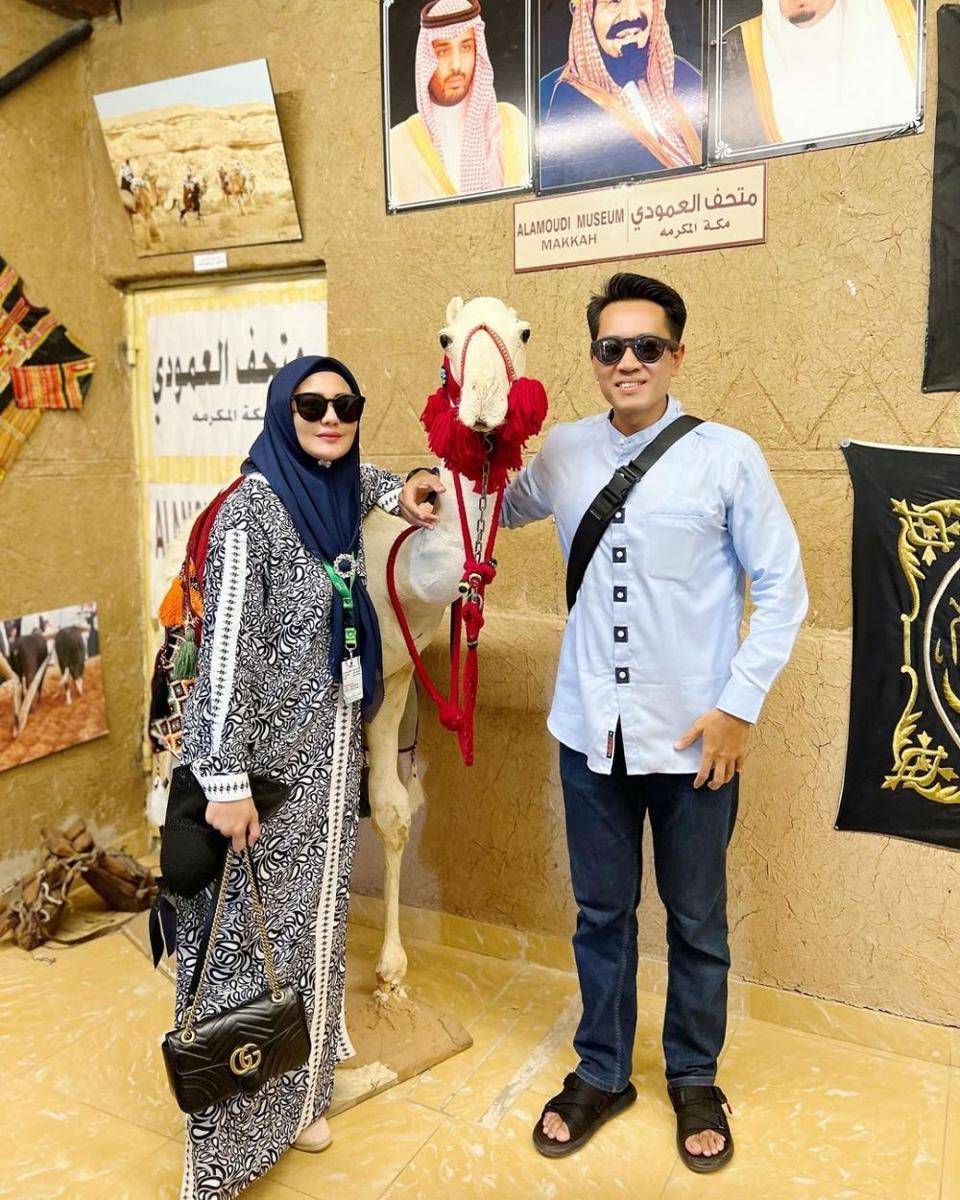 Juliana Moechtar dan suami di Museum Alamoudi Makkah (Instagram.com/julianamoechtar/)