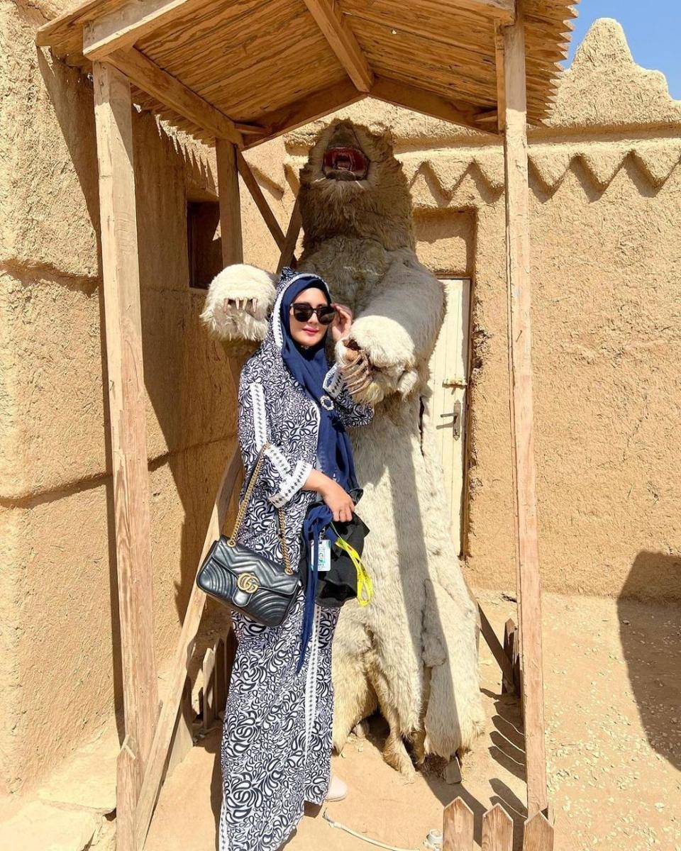 Juliana Moechtar dan suami di Museum Alamoudi Makkah (Instagram.com/julianamoechtar/)