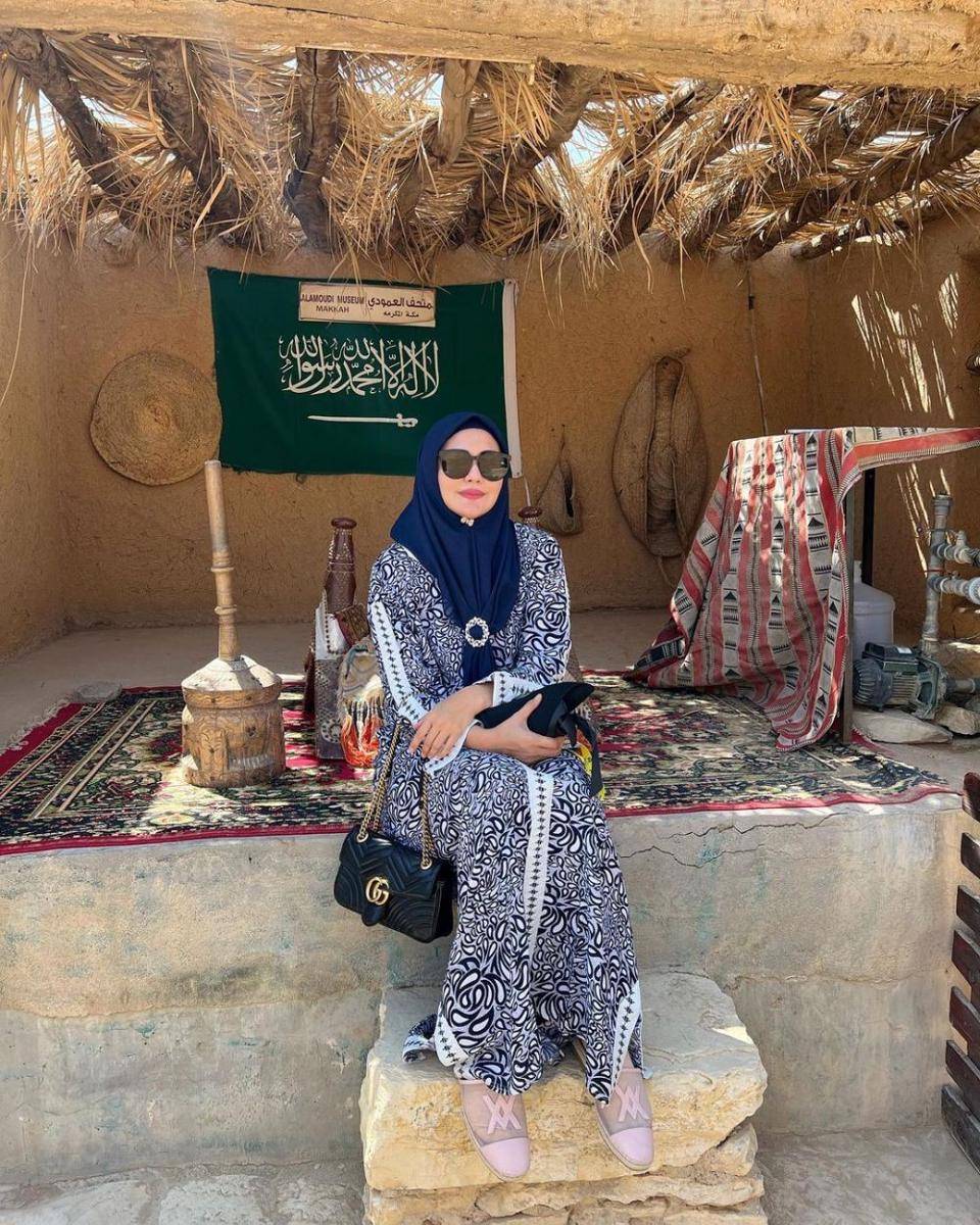 Juliana Moechtar dan suami di Museum Alamoudi Makkah (Instagram.com/julianamoechtar/)