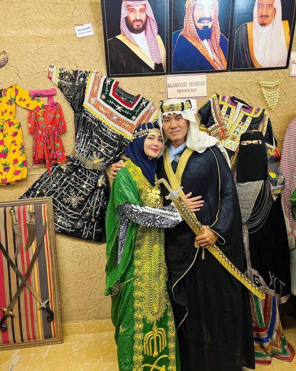 Juliana Moechtar dan suami di Museum Alamoudi Makkah (Instagram.com/julianamoechtar/)