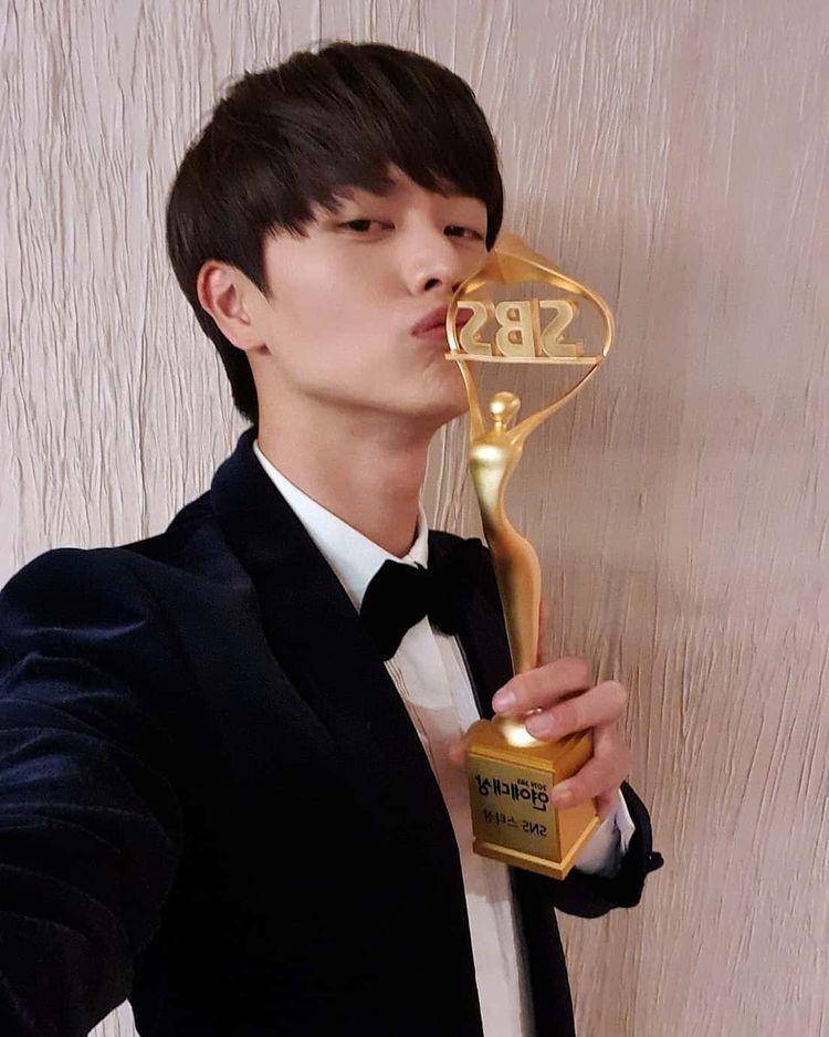 Yook Sungjae saat menerima penghargaan dalam ajang SBS Awards (instagram.com/yook_can_do_it)