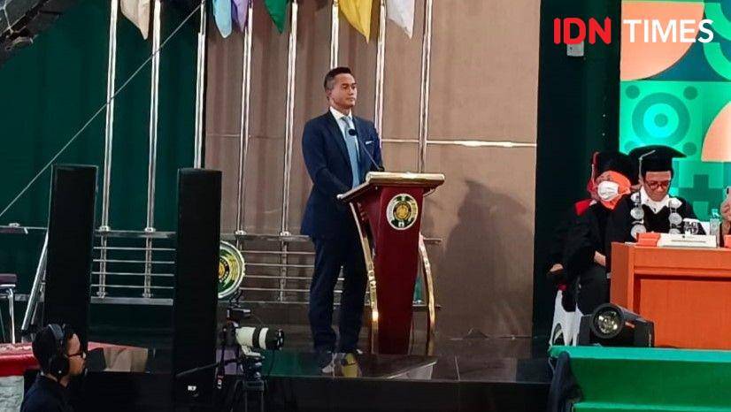 Ketua Dewan Pertimbangan Kamar Dagang dan Industri (Kadin) Indonesia, Anindya Novyan Bakrie Lubis saat memberikan orasi ilmiah pada acara Dies Natalis Ke-70 Universitas Sumatera Utara (USU) di Auditorium USU, Kamis (20/10/2022). (IDN Times/Arifin Al Alamudi)